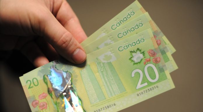 Tiền Canada rớt giá sau chiến thắng của Trump