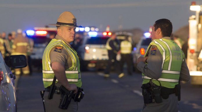 Arizona: Người lái xe qua đường hạ sát kẻ phục kích cảnh sát