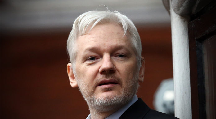 Trump dùng Assange để tạo nghi ngờ vụ tin tặc Nga