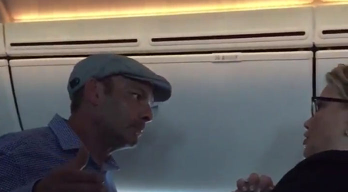Hành khách Mỹ kỳ thị, bị đuổi khỏi chuyến bay United Airlines