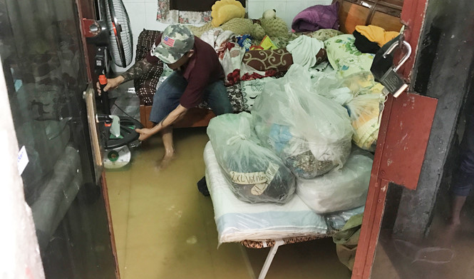 Sài Gòn: Nước ngập cả phường, đổ thừa tại... rác