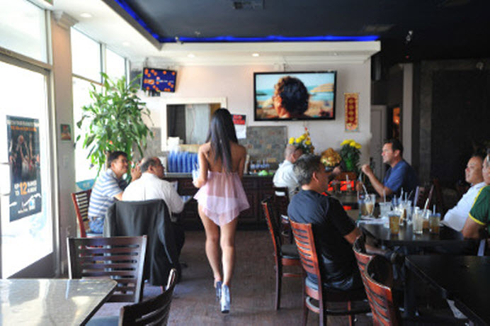 Các tiếp viên bikini của Café Miss Cutie. (Hình: Dân Huỳnh/Người Việt)