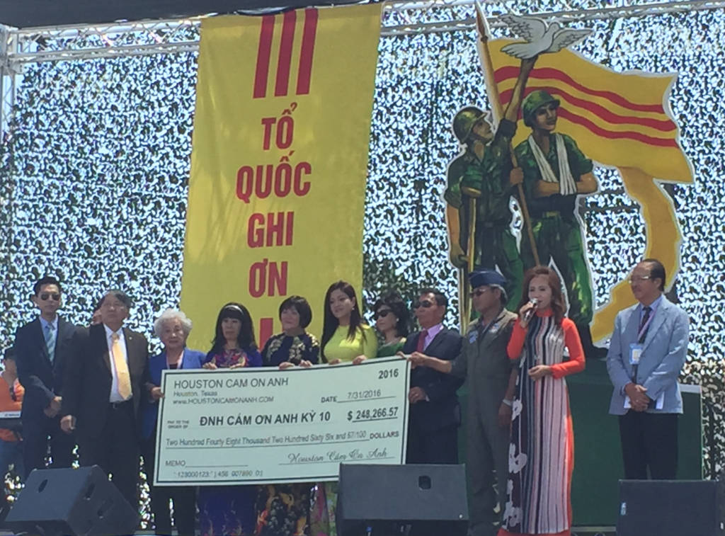 Chi phiếu hơn $248,000 do cộng đồng Houston, Texas, trao tặng. (Hình: Quốc Dũng/Người Việt)