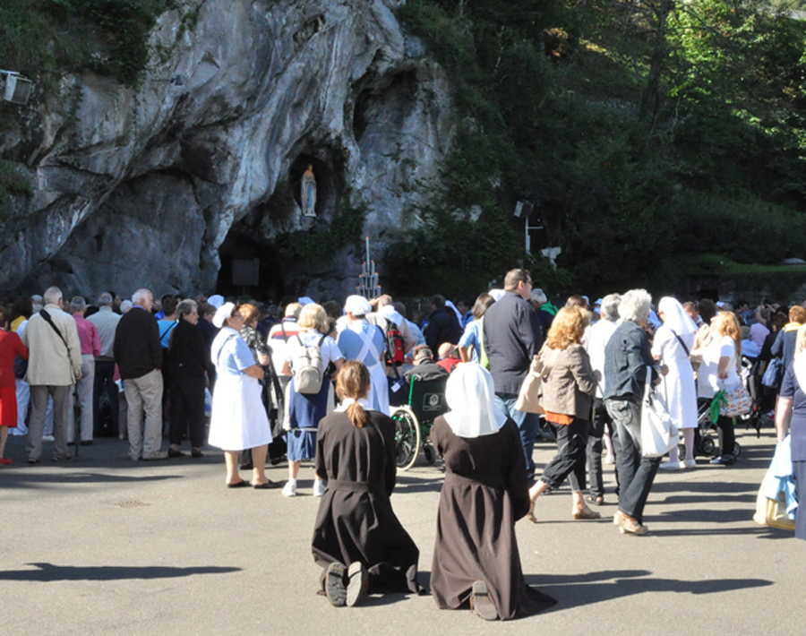 Hình ảnh các đoàn người đến thánh đường Lourdes xin phép lành. (Hình: ATNT Tours & Travel)