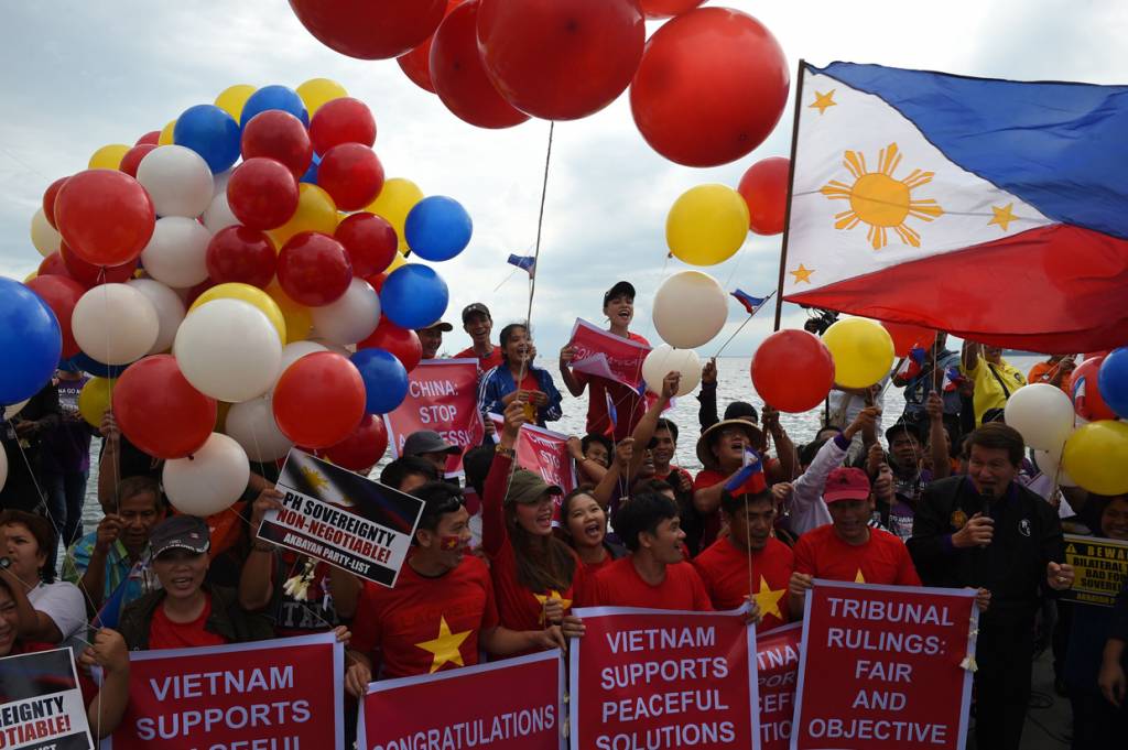 Có rất nhiều người Việt Nam trẻ tuooit cùng đón mừng giây phút chiến thắng của Philippines.