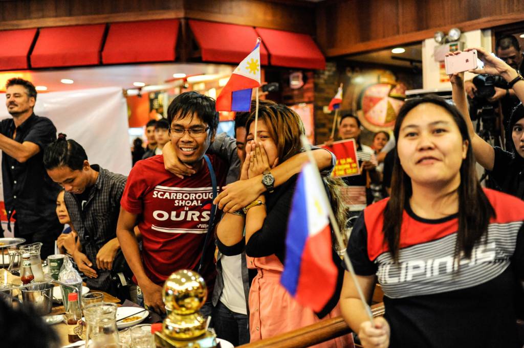 Những giọt nước mắt hạnh phúc và sung sướng chiến thắng của những người Philippines trẻ tuổi.