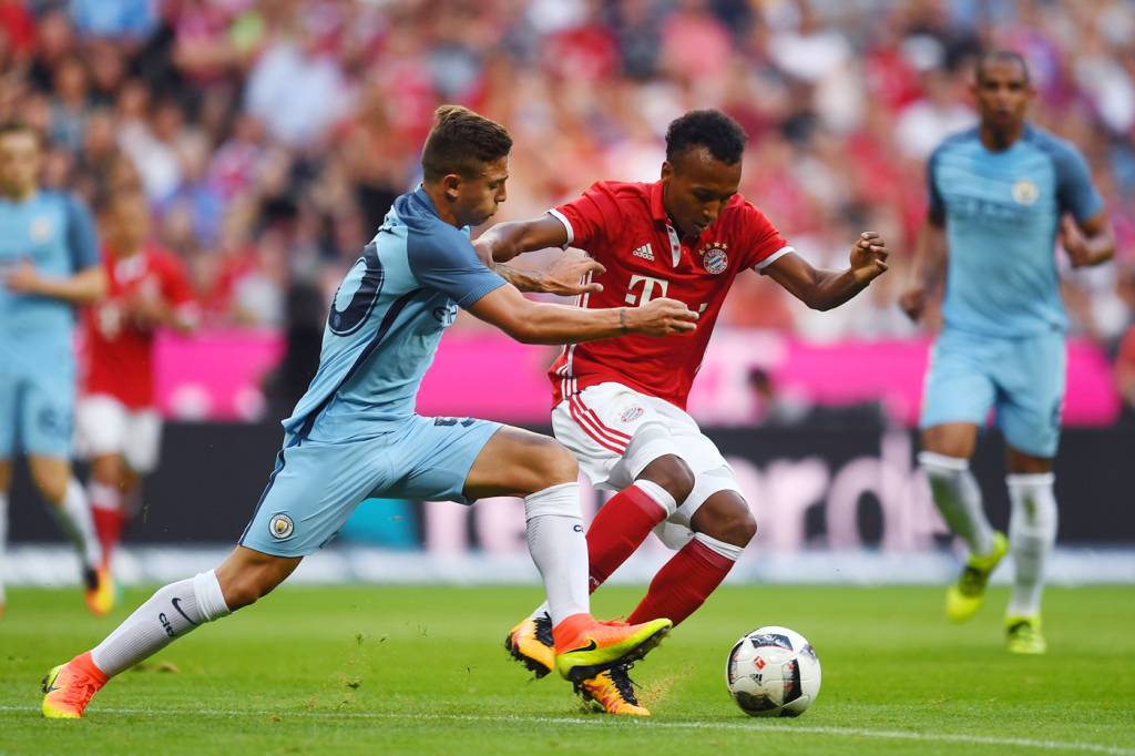 Tiền đạo Hoa Kỳ 21 tuổi Julian Green của Bayern Munich tranh chấp bóng với Pablo Maffeo của Manchester City trong trong trận đấu giao hữu giữa Bayern Munich và Manchester City diễn ra tại Allianz Arena, Munich, Ðức ngày 20 tháng 7, 2016. (Hình: Getty Images)