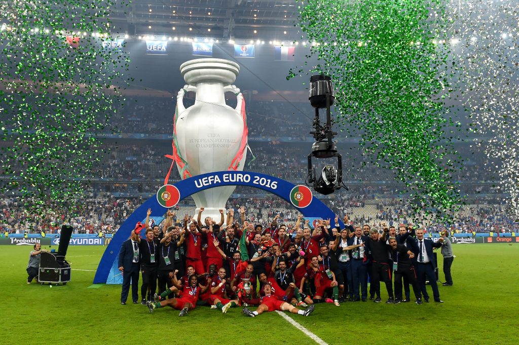 Toàn thể cầu thủ và ban dìu dắt đội tuyển Bồ Đào Nha mừng chiến thắng Euro 2016 giữa đám mưa bông giấy tung bay trên sân Satade de France tối Chủ Nhật. (Hình: Getty Images)