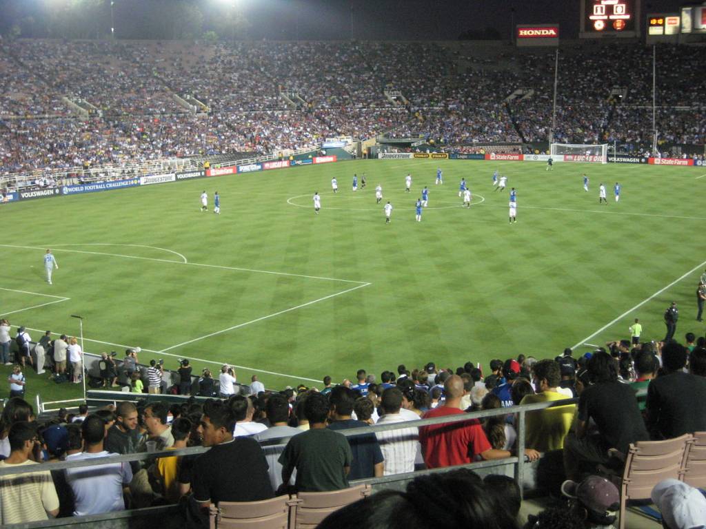 Sân Rose Bowl phủ đầy khán giả trong trận đấu giao hữu giữa hai đội Inter Milan và Chelsea. (Hình: Wikipedia.com)