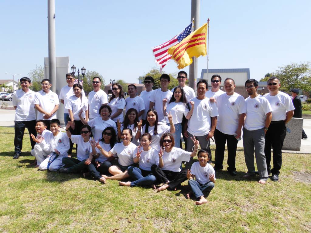 Chụp hình lưu niệm tại sân Tòa Thị Chính Westminster, California.