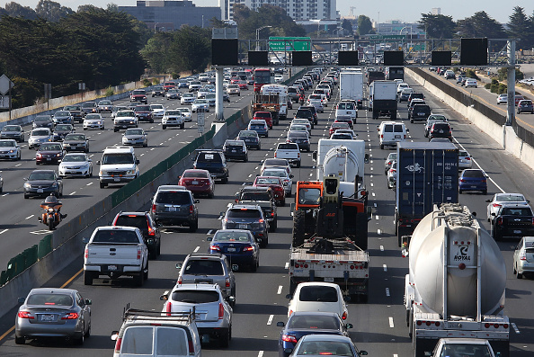 Lưu thông trên xa lộ I-80, trước ngày lễ Ðộc Lập năm 2015, ở Berkeley, California. (Hình: Justin Sullivan/Getty Images)
