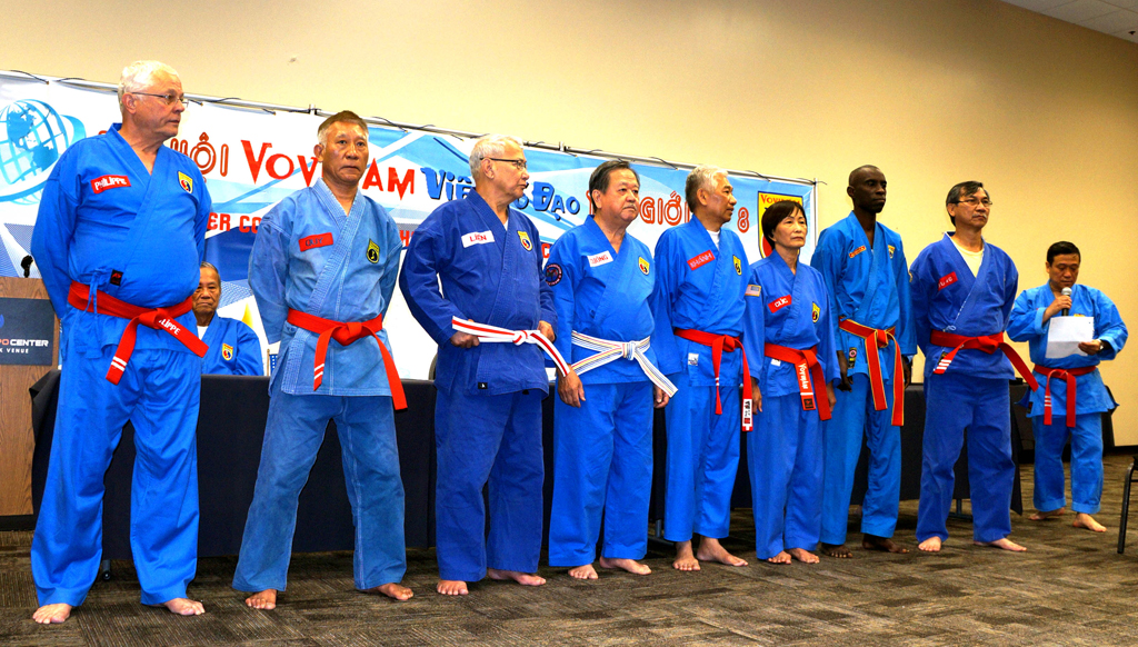 Các võ sư trong Ban Lãnh Ðạo Hội Ðồng Võ Sư Vovinam-Việt Võ Ðạo Thế Giới. (Hình: Lâm Hoài Thạch/Người Việt)