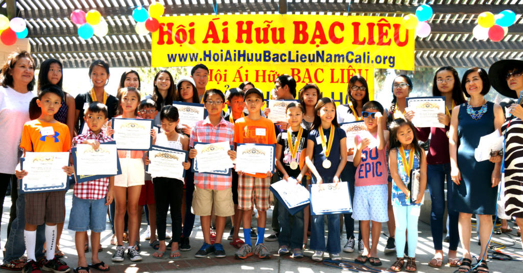 Ban tổ chức và các em đoạt Giải Khuyến Học. (Hình: Lâm Hoài Thạch/Người Việt)
