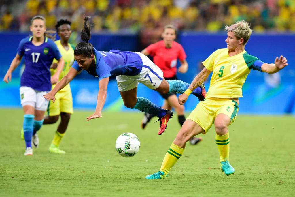 Debinha của tuyển nữ Brazil té ngã xuống đấu sau khi tranh bóng cùng với Janine van Wyk của Nam Phi trong trận đấu bảng E giữa Brazil và Nam Phi diễn ra trên sân Amazonia Arena, Manaus, Brazil ngày 9 tháng 8, 2016. (Hình: Getty Images)