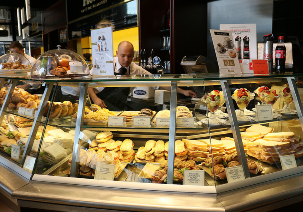 Cửa hàng bánh ngọt ở Milan. (Hình: Trịnh Hảo Tâm)