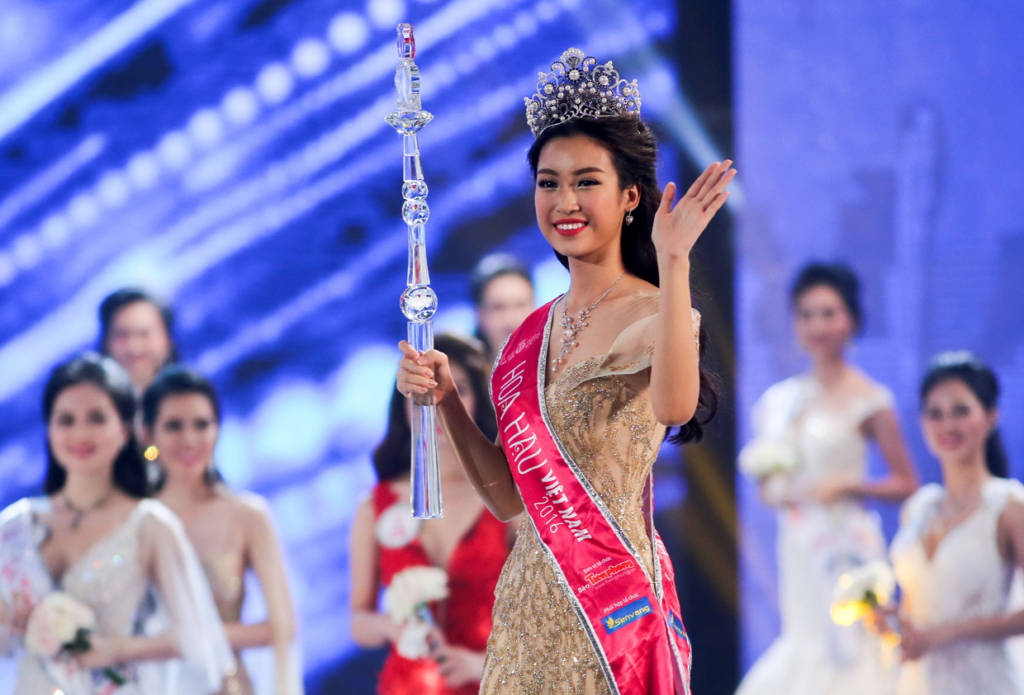 Do My Linh, a 20-year-old student, waves as she is crowded Miss Vietnam at the finale of the Miss Vietnam 2016 contest in Ho Chi Minh-City on August 28, 2016. / AFP / - (Photo credit should read -/AFP/Getty Images)