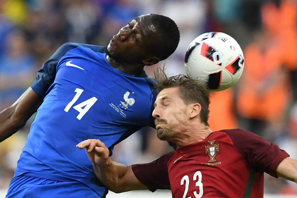 Tiền vệ Pháp Blaise Matuidi (trái) nhảy lên đánh đầu tranh bóng cùng với cầu thủ Bồ Ðào Nha trong trận chung kết giải Euro 2016 giữa đội tuyển Pháp và Bồ Ðào Nha diễn ra trên sân Stade de France, Saint-Denis, Paris ngày 10 tháng 7, 2016. (Hình: Getty Images)