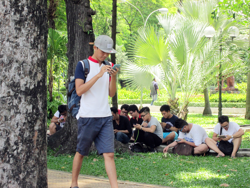Vừa đi vừa bắt Pokémon. (Hình: Nguyễn Sài Gòn/Người Việt)