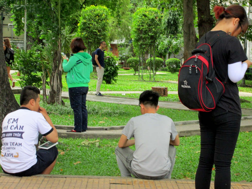 Mỗi người mỗi góc lùng bắt Pokémon. (Hình: Nguyễn Sài Gòn/Người Việt)