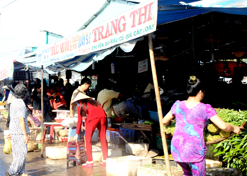 Chợ rau miền quê, không cách gì để biết rau đâu là rau sạch. (Hình: Trần Tiến Dũng/Người Việt)