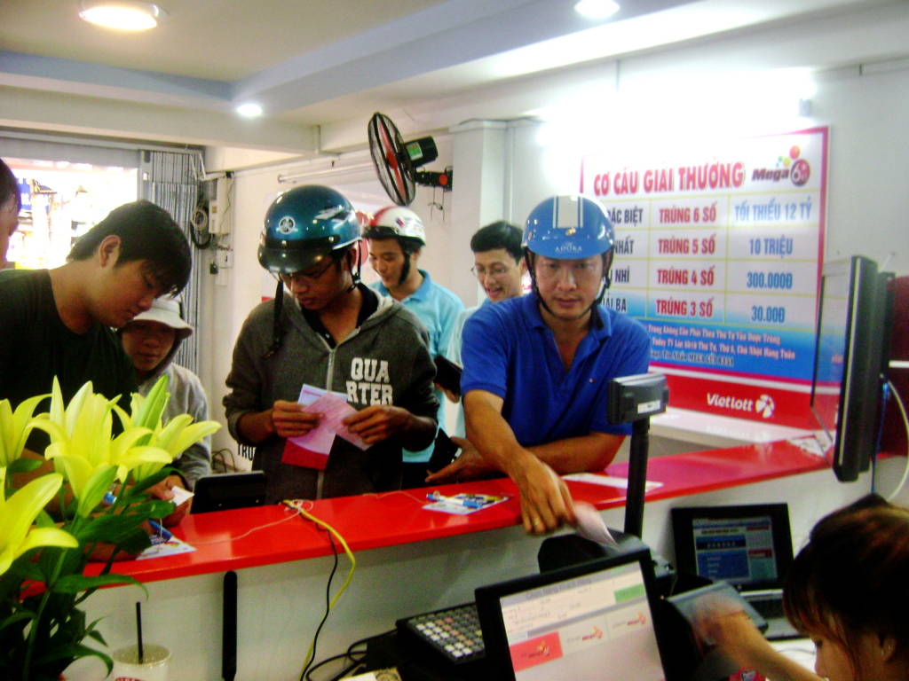Người dân Sài Gòn bắt đầu tìm hiểu và chơi vé số Mega theo kiểu... Mỹ. (Hình: Văn Lang/Người Việt)