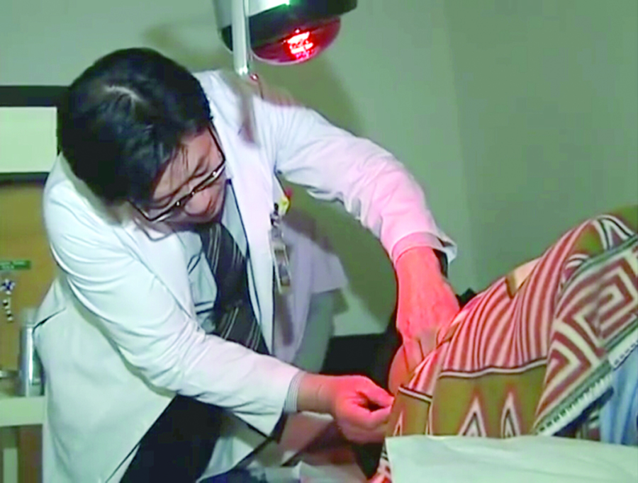 Bác Sĩ Choi đang châm cứu cho bệnh nhân. (Hình: Maum Clinic cung cấp)
