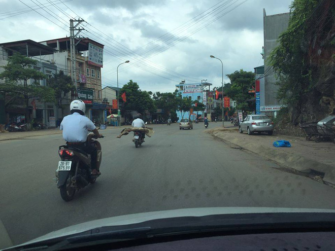 Thi thể người xấu số được chở bằng xe gắn máy. (Hình: Facebook Tùng Hải)