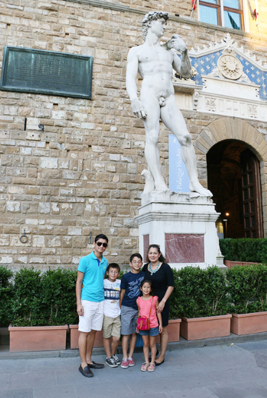Tượng vua David đứng trước tòa thị chính Florence. (Hình: Trịnh Hảo Tâm)