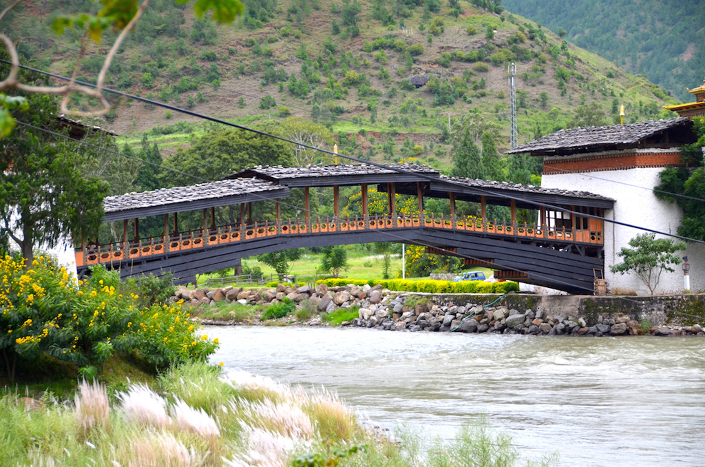 Cầu gỗ một nhịp nối liền Punakha Dzong và sông Mochu. (Hình: ATNT Tours & Travel)