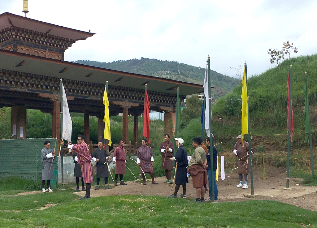Bắn cung là một môn thể thao thông dụng của thanh niên Bhutan. (Hình: ATNT Tours & Travel)