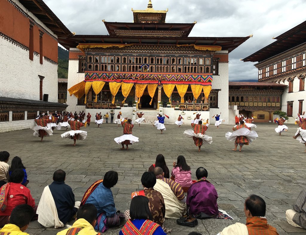 Buổi luyện tập các vũ điệu cho lễ hội Tshechu Festival trong sân đình của Thimpu Dzong. (Hình: ATNT Tours & Travel)