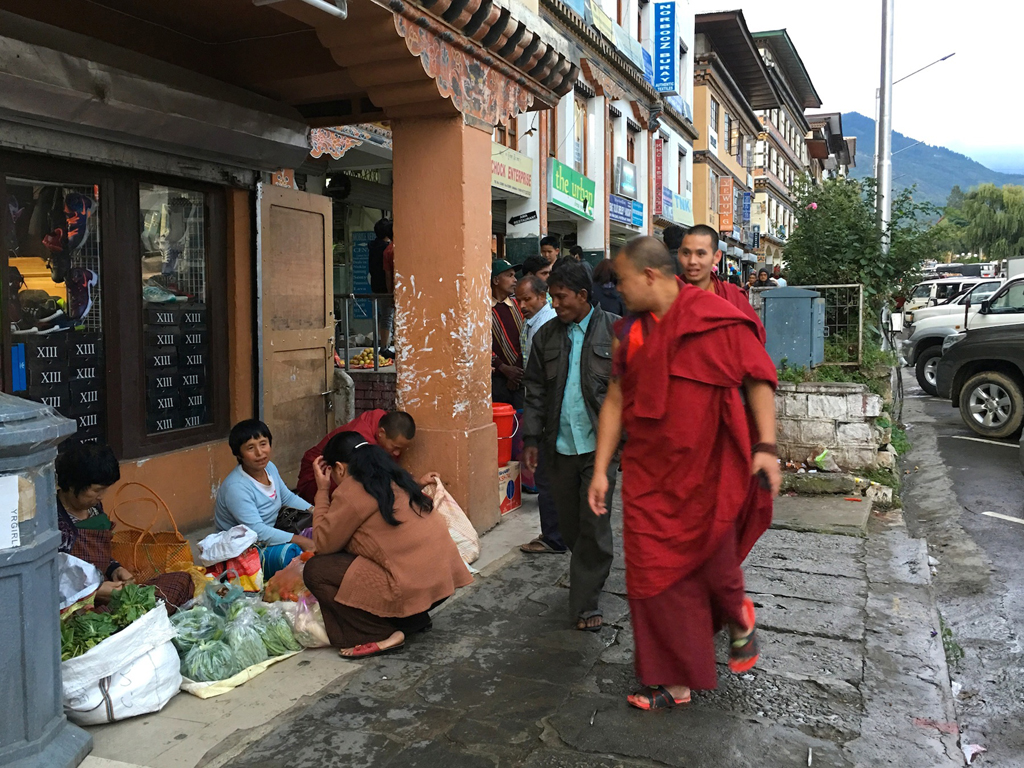 Cảnh chợ họp chiều trên phố chính Thimpu. (Hình: ATNT Tours & Travel)