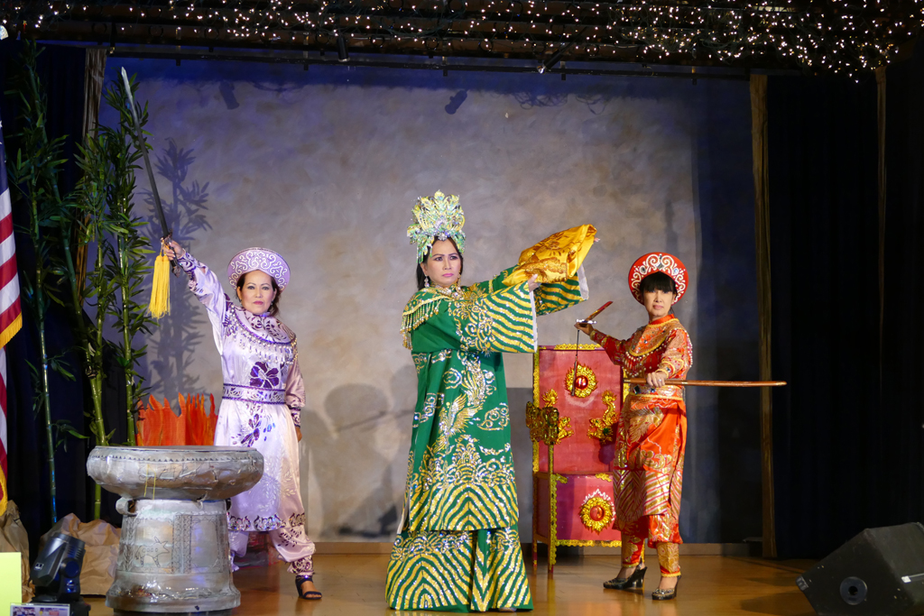 Trích đoạn “Thái Hậu Dương Vân Nga.” (Hình: Văn Lan/Người Việt)