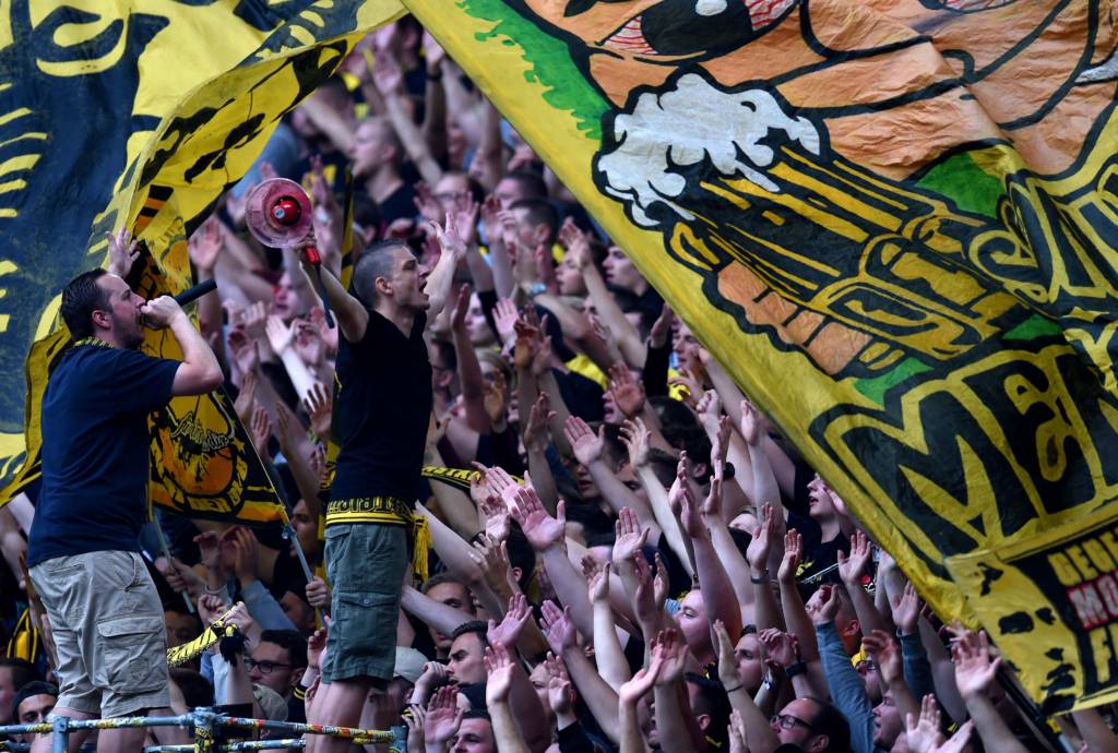 Các cổ động viên đội bóng Dortmund trong trận đấu giải Bundeslia với Darmstadt tại Dortmund, Đức ngày 17 tháng 9, 2016. (Hình: Getty Images)