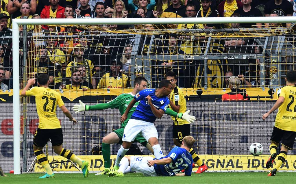 Tiền vệ Dortmund, Gonzalo Castro (trái) ghi bàn thắng đầu tiên vào lưới đội SV Darmstadt 98 trong trận đấu giải Bundesliga giữa hai đội diễn ra tại Dortmund, Đức ngày 17 tháng 9, 2016. (Hình: Getty Images)
