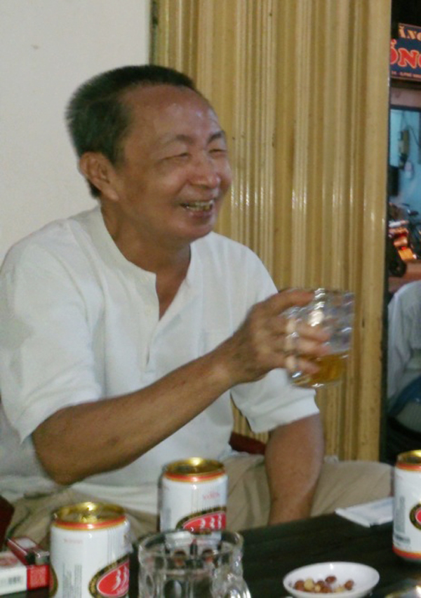 Ở quán bia đầu hẻm nhà Nghiễm. (Hình: Nguyễn Tân Văn cung cấp)