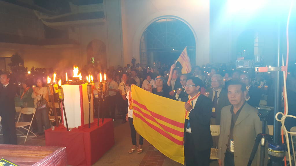 Đồng lòng cầu nguyện cho sự vẹn toàn lãnh thổ Việt Nam và yếm trợ cho nạn nhân của thảm họa Formosa (Hình: Ngọc Lan/Người Việt)
