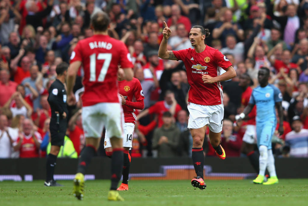 Zlatan Ibrahimovic của Manchester United chỉ tay vui mừng sau khi ghi bàn vào lưới Manchester City rút ngắn khoảng cách biệt còn 1-2 trong trận đấu giải Premier League giữa hai đội bóng thành phố Manchester diễn ra trên sân Old Trafford, Manchester ngày 10 tháng 9, 2016. (Hình: Getty Images)