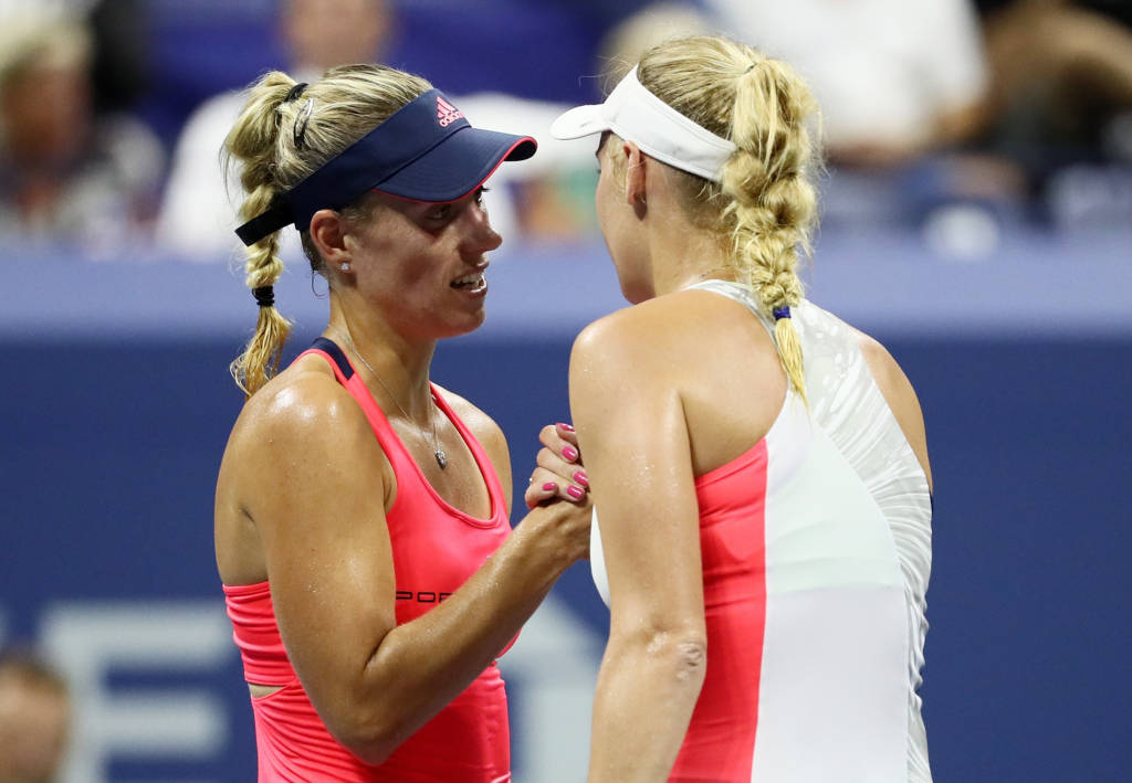 Angelique Kerber (trái) của Đức bắt tay với Caroline Wozniacki của Đan Mạch sau trận tứ kết đơn nữ US Open 2016 giữa hai tay vợt nữ này diễn ra tại USTA Billie Jean King National Tennis Center, New York ngày 8 tháng 9, 2016. (Hình: Getty Images)