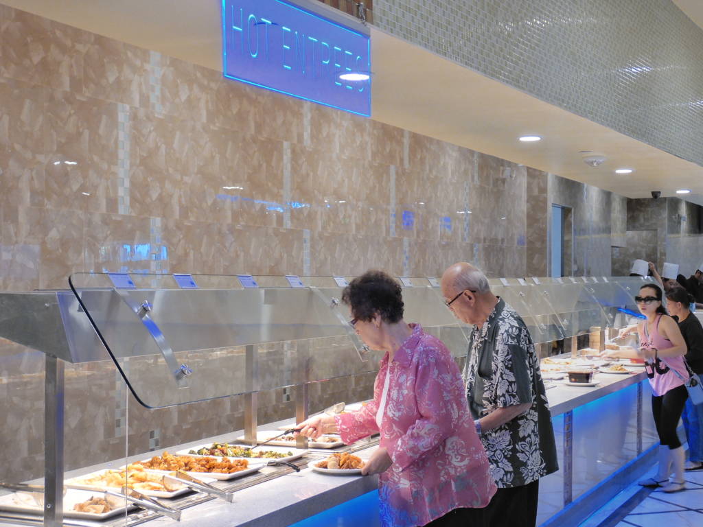 Khách thưởng thức các món hải sản tuyệt vời và sushi của nhà hàng The Luxe. (Hình: Linh Nguyễn/Người Việt)