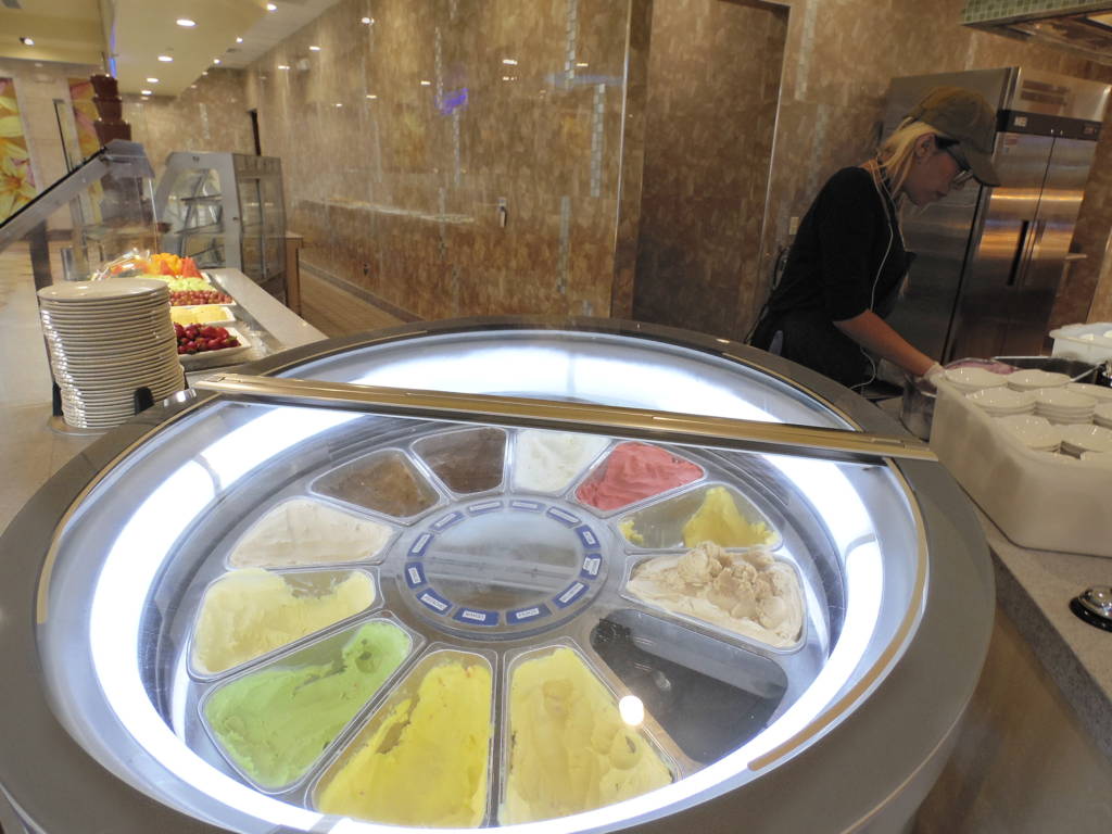 Món cà rem Gelato, độc nhất vô nhị với 12 mùi vị khác nhau, là thiên đường của thực khách bất kể tuổi tác. (Hình: Linh Nguyễn/Người Việt)