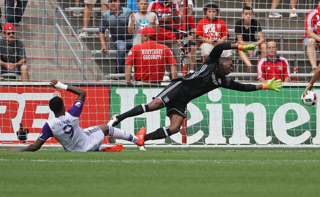 Thủ môn Sean Johnson số 25 của Chicago Fire bay người cản phá banh từ cú sút của Cyle Larin số 9 của Orlando City trong trận đấu giải MLS giữa hai đội diễn ra trên sân Toyota Park, Bridgeview, Illinois ngày 14 tháng 8, 2016. (Hình: Getty Images)