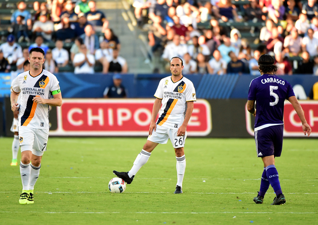 Trở lại sân cỏ sau thời gian treo giày, tiền đạo Landon Donovan số 26 (giữa) ra sân trong trận đấu giữa đội Los Angeles Galaxy với Orlando City FC diễn ra tại StubHub Center, Carson, California ngày 11 tháng 9, 2016. (Hình: Getty Images)