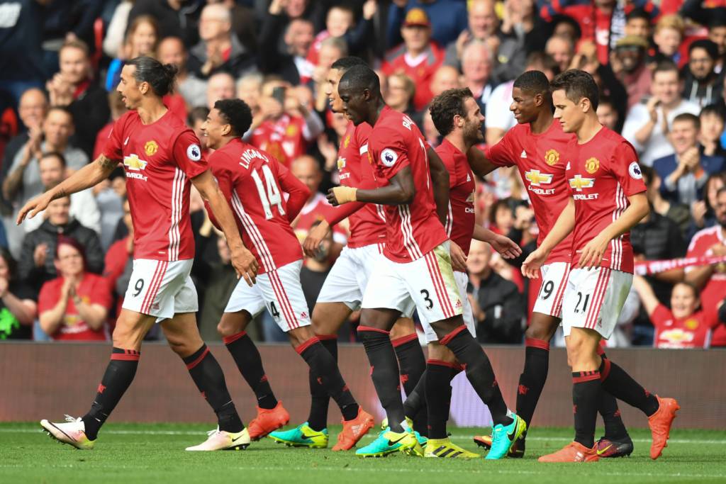 Tiền đạo Manchester United, Marcus Rashford (thứ hai từ phải) vui mừng cùng đồng đội khi ghi bàn thắng thứ ba vào lưới Leicester City FC cho đội nhà trong trận đấu giải Premier League giữa hai đội diễn ra vào ngày Thứ Bảy, 24 tháng 9, 2016. (Hình: Getty Images)