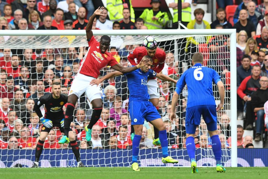 Hậu vệ Manchester United, Chris Smalling (giữa trên cùng) nhảy lên đánh đấu cản phá banh ngay trên tiền đạo Islam Slimani (giữa dưới) của Leicester City trong trận đấu giải Premier League giữa hai đội diễn ra vào ngày Thứ Bảy, 24 tháng 9, 2016. (Hình: Getty Images)