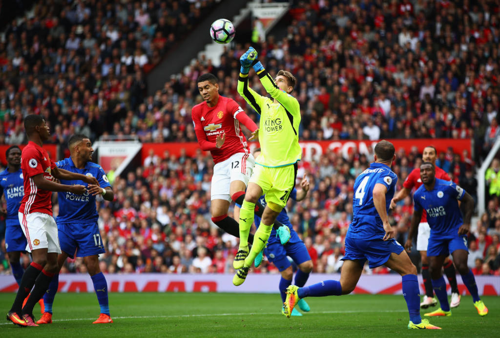 Thủ môn Ron-Robert Zieler của Leicester City (giữa) nhảy lên đấm banh ra ngoài trong trận đấu giải Premier League giữa hai đội Manchester United và Leicester City diễn ra vào ngày Thứ Bảy, 24 tháng 9, 2016. (Hình: Getty Images)