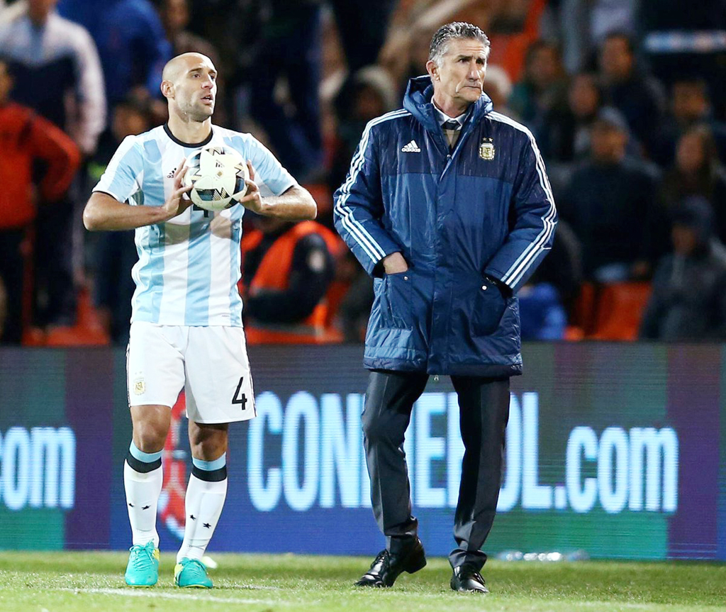 Huấn luyện viên Edgardo Bauza (phải) của đội tuyển Argentina. (Hình: Twitter.com/Argentina)