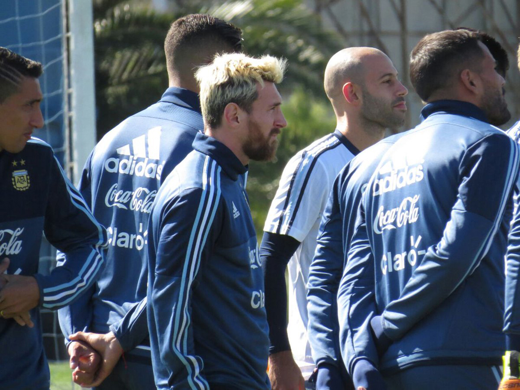 Messi cùng đồng đội trong buổi tập luyện. (Hình: Twitter.com/Argentina)