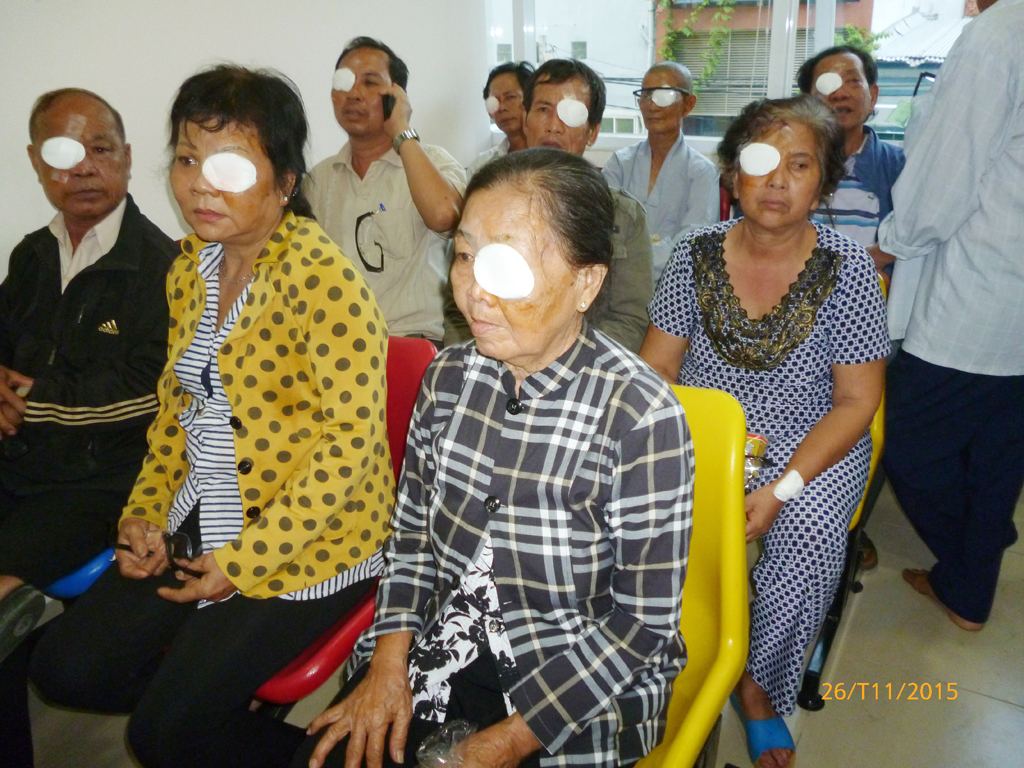 Bệnh nhân nghèo, mắt có tinh thể bị đục, được thay miễn phí. (Hình: VNHelp cung cấp)