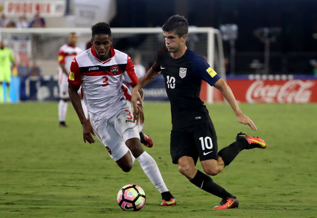Christian Pulisic số 10 của đội tuyển Hoa Kỳ dẫn banh trước sự truy cản của Joevin Jones số 3 của Trinidad and Tobago trong trận đấu vòng loại World Cup 2018 khu vực CONCACAF giữa tuyển Mỹ và Trinidad and Tobago diễn ra trên sân EverBank Field, Jacksonville, Florida ngày 6 tháng 9, 2016. (Hình: Getty Images)